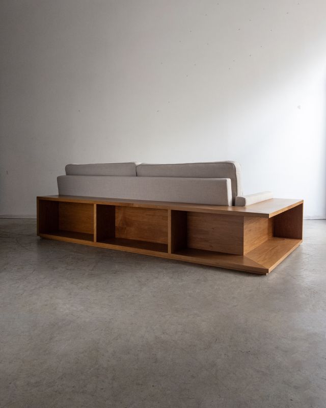 Sofá com Pufe e Aparador Sofá com Pufe e Aparador