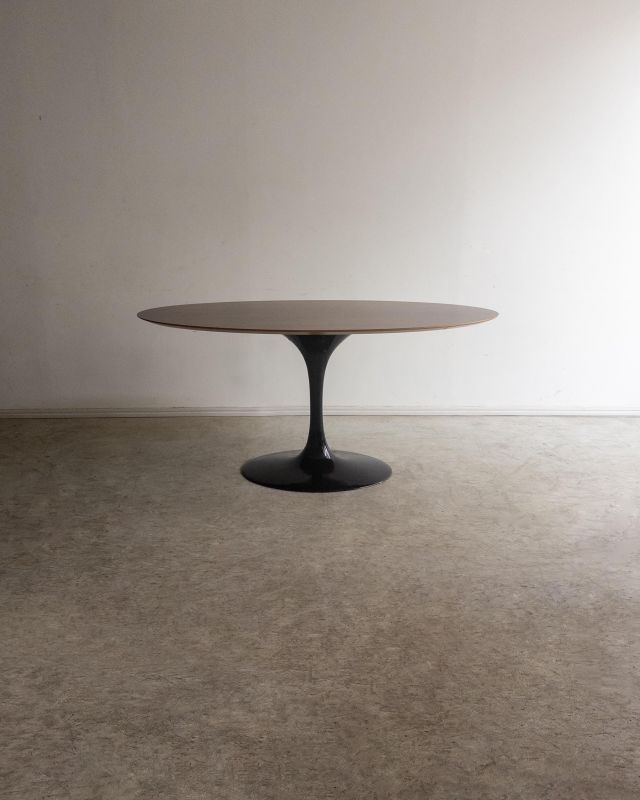 Mesa de Jantar Oval 'Tulipa'