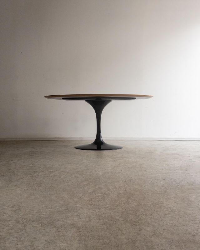 Mesa de Jantar Oval 'Tulipa'