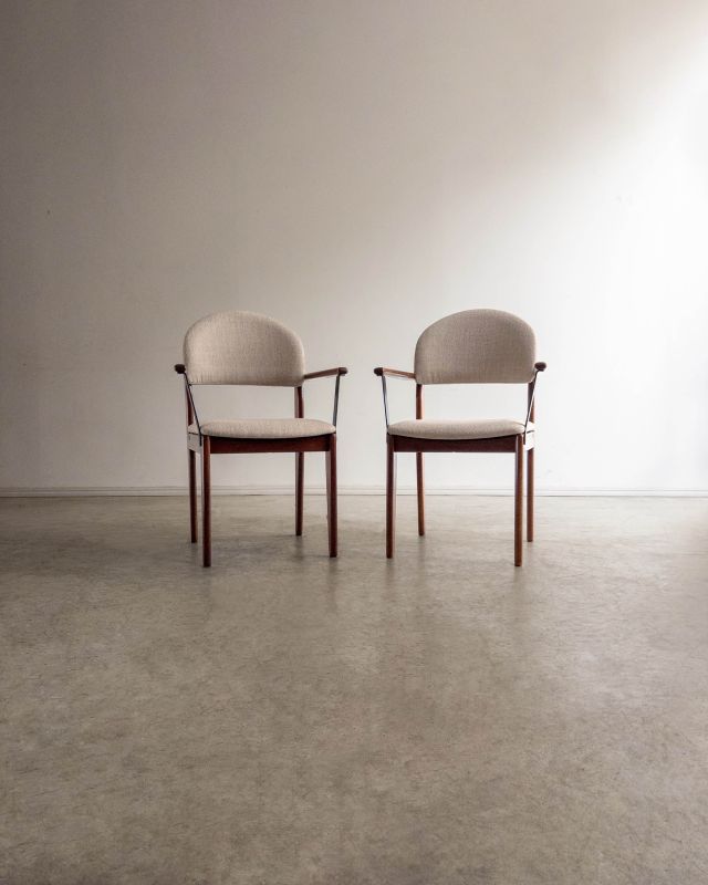 Par de Cadeiras c/ Braço Par de Cadeiras c/ Braço