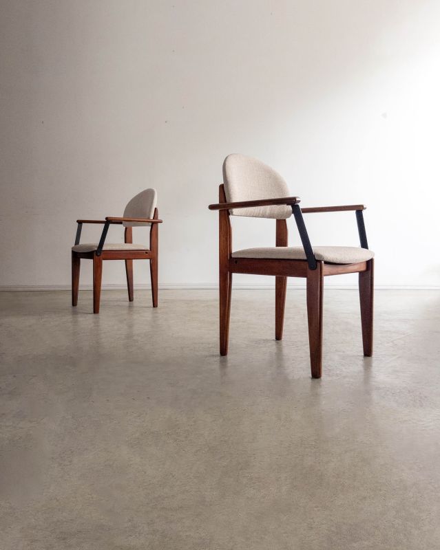 Par de Cadeiras c/ Braço Par de Cadeiras c/ Braço