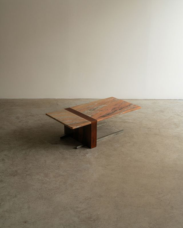 Mesa de Centro com Tampo em Mármore