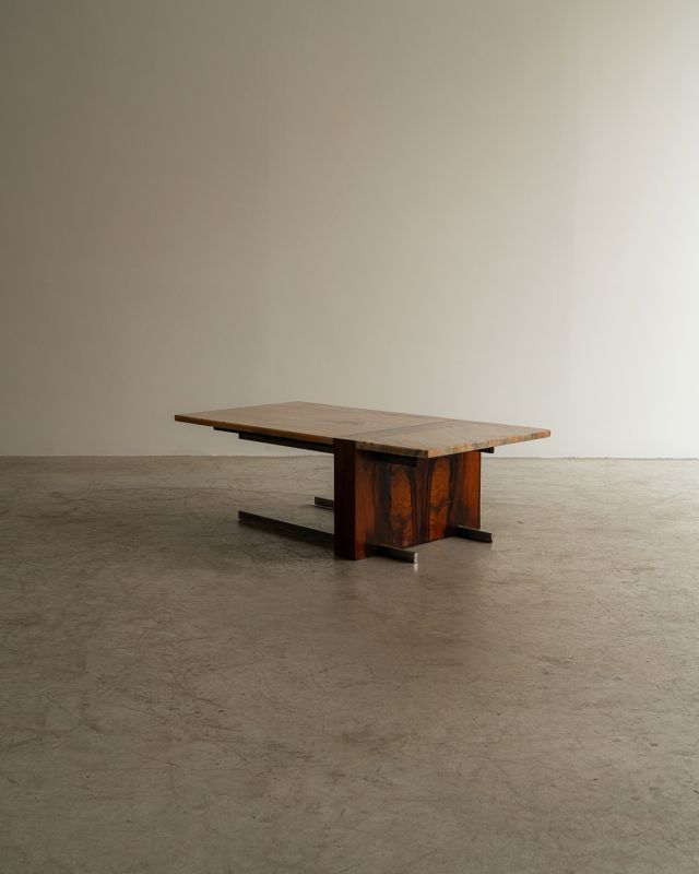 Mesa de Centro com Tampo em Mármore