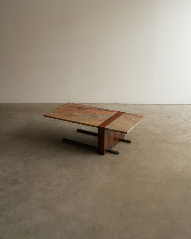 Mesa de Centro com Tampo em Mármore