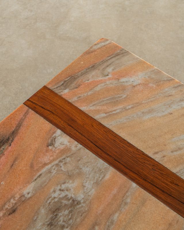 Mesa de Centro com Tampo em Mármore