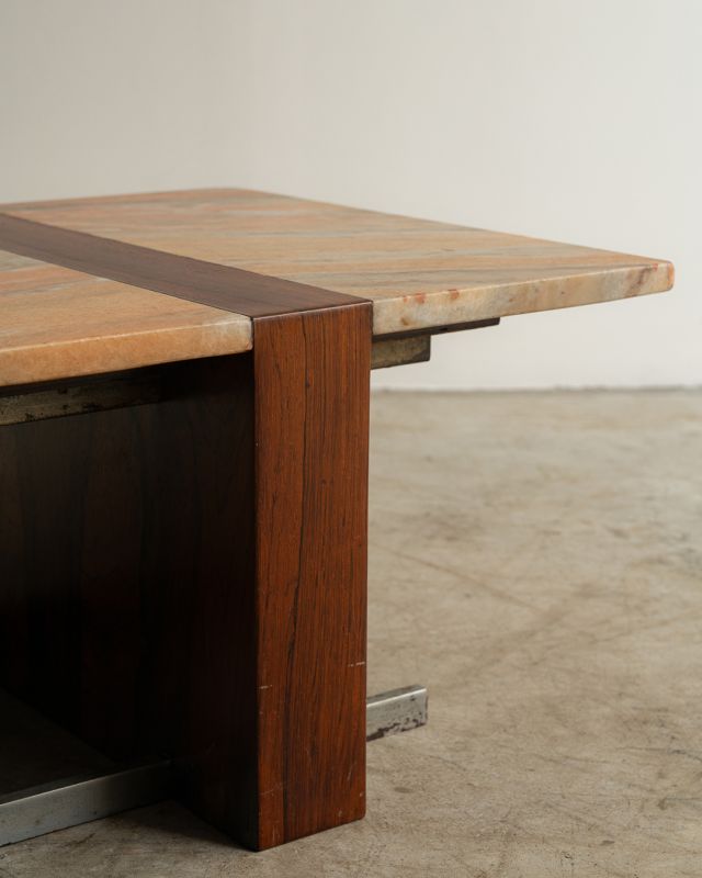 Mesa de Centro com Tampo em Mármore