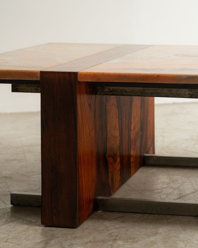 Mesa de Centro com Tampo em Mármore