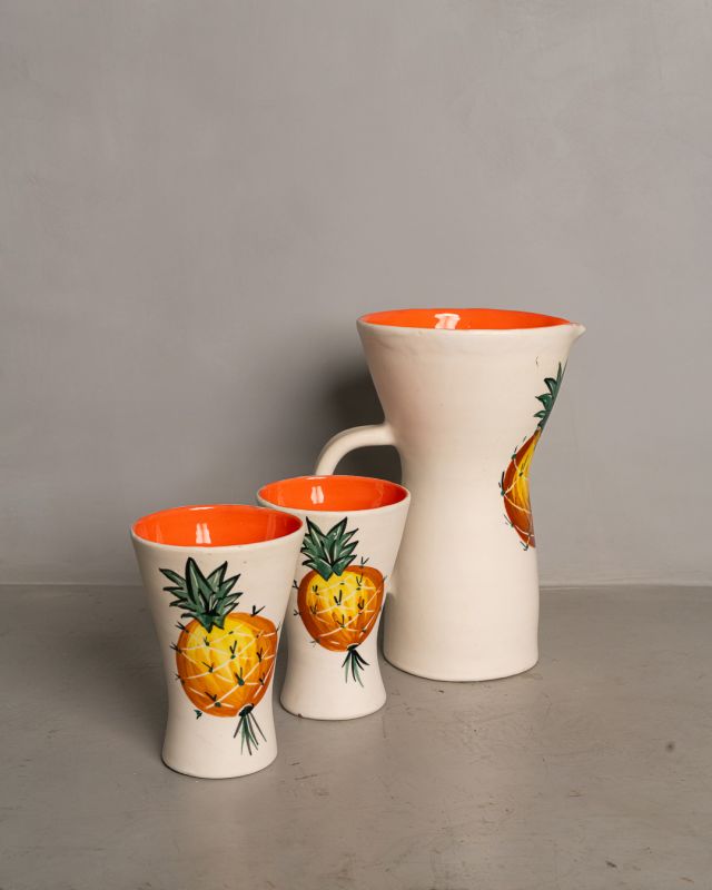 Conjunto De Jarra E Dois Copos. Pintura Abacaxi/ Laranja Conjunto De Jarra E Dois Copos. Pintura Abacaxi/ Laranja