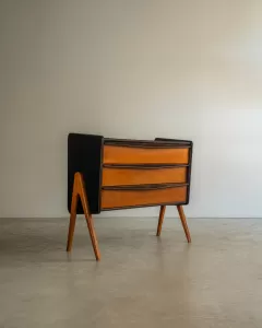 Comôda com três gavetas