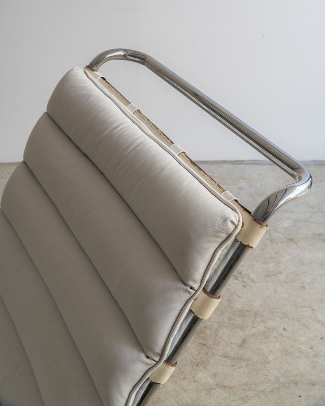 Chaise MR 242